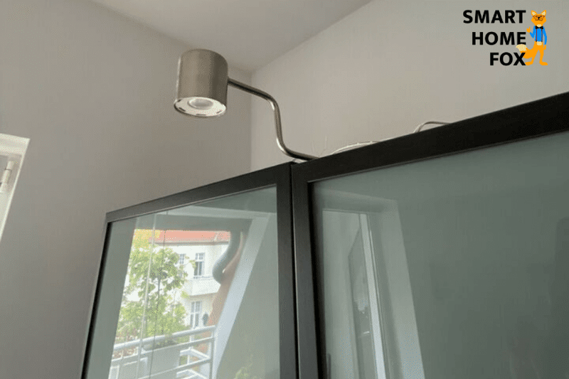 Man sieht die Urshult Schranklampe auf einem Schrank.